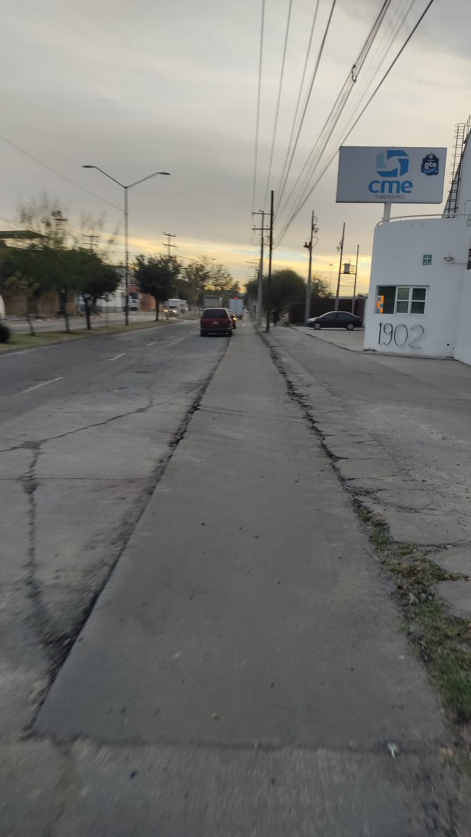 Ya merito está...

Apoco también van a rehabilitar banquetas?! 😱

...Nada más por eso les perdonamos el que estén haciendo rampas vehiculares para particulares
#desActivaMx2022 #reActivaMX2022

<a href="/DGOP_Leon/">Dirección General de Obra Pública León</a> <a href="/imartinezop/">Israel Martinez</a> <a href="/movilidad_leon/">Movilidad León</a> <a href="/fabiosan25/">Fabio Sandoval</a> <a href="/bikencity/">bikeNcity</a> <a href="/CynChavezR/">Cynthia Chavez R</a>