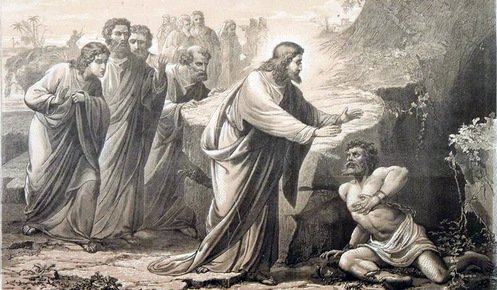 padrehayen's tweet photo. #Meditación: Los demonios gritaban: "Tú eres el Hijo de Dios"
Así se lo decían a Jesús arrojándose a sus pies. Jesús lo reprendía diciéndole: "¡Cállate!". ¿Por qué el Señor hizo esa reprensión a los espíritus malignos por la misma verdad que san Pedro también confesó, y a quien Jesús elogió diciéndole: "Esto no te lo ha revelado ni la carne ni la sangre, sino mi Padre que está en el cielo"? (Mt 16,16-18) ¿Por qué no nos reprende a nosotros cuando confesamos con fe que Jesús es el Hijo de Dios y nuestro Salvador? ¿Por qué Cristo no nos riñe cuando, en el Credo, profesamos nuestra fe católica al decir "Creo en #Jesucristo, Hijo de Dios, nacido del Padre antes de todos los siglos"?

Una razón por la que Cristo increpó al #diablo diciéndole "¡cállate!" es por la burla de Satán al Verbo encarnado. Es como si nosotros hiciéramos saludos y reverencias al presidente de la república pero luego le diéramos la espalda y no obedeciéramos sus proyectos. Así Satán se arroja a los pies de Jesús y lo llama "Hijo de Dios", pero no se ajustará a los planes de Dios, sino que querrá destruirlos. La suya es una mofa al Hijo de Dios.

Podemos caer en la misma actitud del adversario de Dios. Hay católicos que con rosario o escapulario al cuello dicen que Cristo es el Hijo de Dios pero cometen crímenes terribles como en el narcotráfico. Una persona que practica aberraciones sexuales, sin estar dispuesta al cambio, y pide la bendición para él y su pareja del mismo sexo, ¿no es una burla a Cristo? 

Un sacerdote pederasta puede revestirse con alba y casulla diciendo a los fieles que Jesús es el Hijo de Dios y, al mismo tiempo, comportarse como el enemigo de Dios hacia otras personas. Cristo nos dice a los católicos de doble vida: "¡Cállate! no lo digas". Es decir, "tu confesión es una burla al Hijo de Dios ", un sacrilegio.

Jesús recibe con alegría nuestra confesión de fe cuando hay arrepentimiento, deseo de vivir santamente, humildad y hambre de salvación. Que vivamos el gozo de decir a Jesús "Tú eres el Hijo de Dios", conscientes de la grandeza de esta expresión y del compromiso que implica.