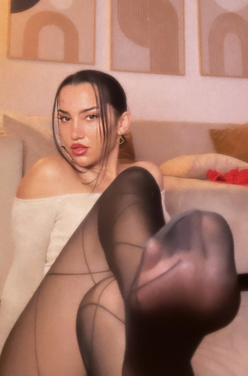 kira_dieeinzige's tweet photo. Du vergötterst mich ? Beweise es! 🫦Lebe für mich. 💸 #findomaddiction #findomnylons #findom2024 #findomsucht https://t.co/9YSjb3OVfn