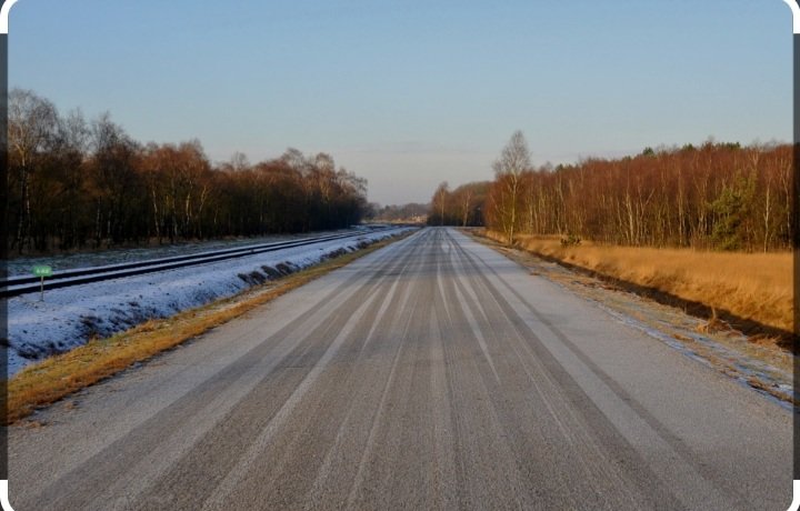 Rijp in combinatie met lage wegdektemperaturen kan vanavond en vannacht gladheid veroorzaken. Let op als u de weg op gaat. #avri strooit op dit moment preventief in #buren #nederbetuwe en #tiel