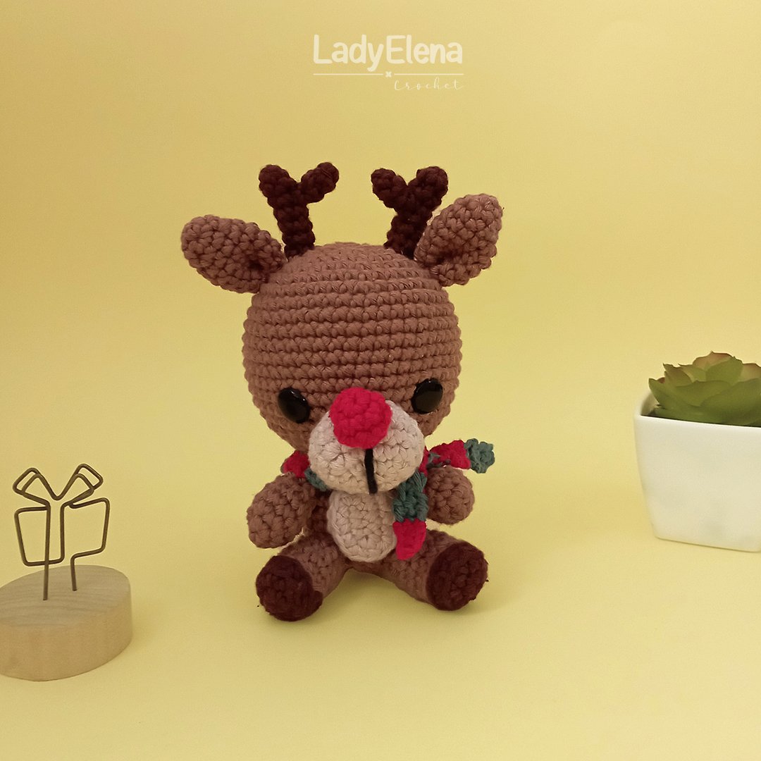 Este reno llega un poco tarde.. pero es que estas navidades los entregué todos y me di cuenta de que no les había hecho ninguna foto 🤭 así que hice otro y este se queda en casa 🤎 

Patrón de : Medaami

#amigurumi #amigurumilove #crochet #crochetlove #crohettoys #handmade