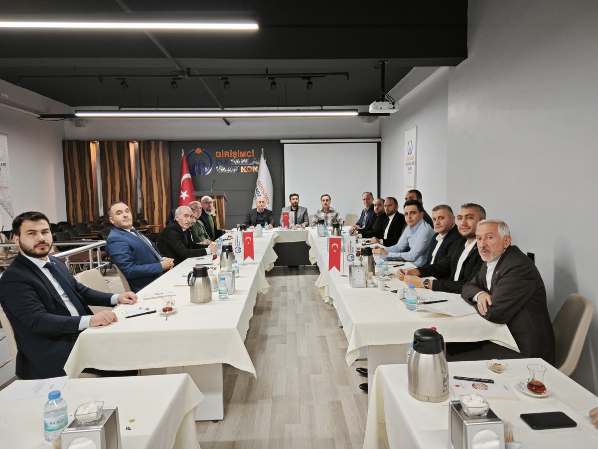 KonyaLonca's tweet photo. Konya Lonca Teşkilatı bu ay ki toplantısını Girişimci İşadamları Vakfı Konya Şubesinin ev sahipliğinde gerçekleştirdi. Toplantıya Konya Ticaret Odası Başkanı Selçuk Öztürk ve Konya Sanayi Odası Başkanı Mustafa Büyükeğen katılım gösterdi.
#konyaloncateşkilatı #givkonya #kso #kto https://t.co/hNtdiY5EIm