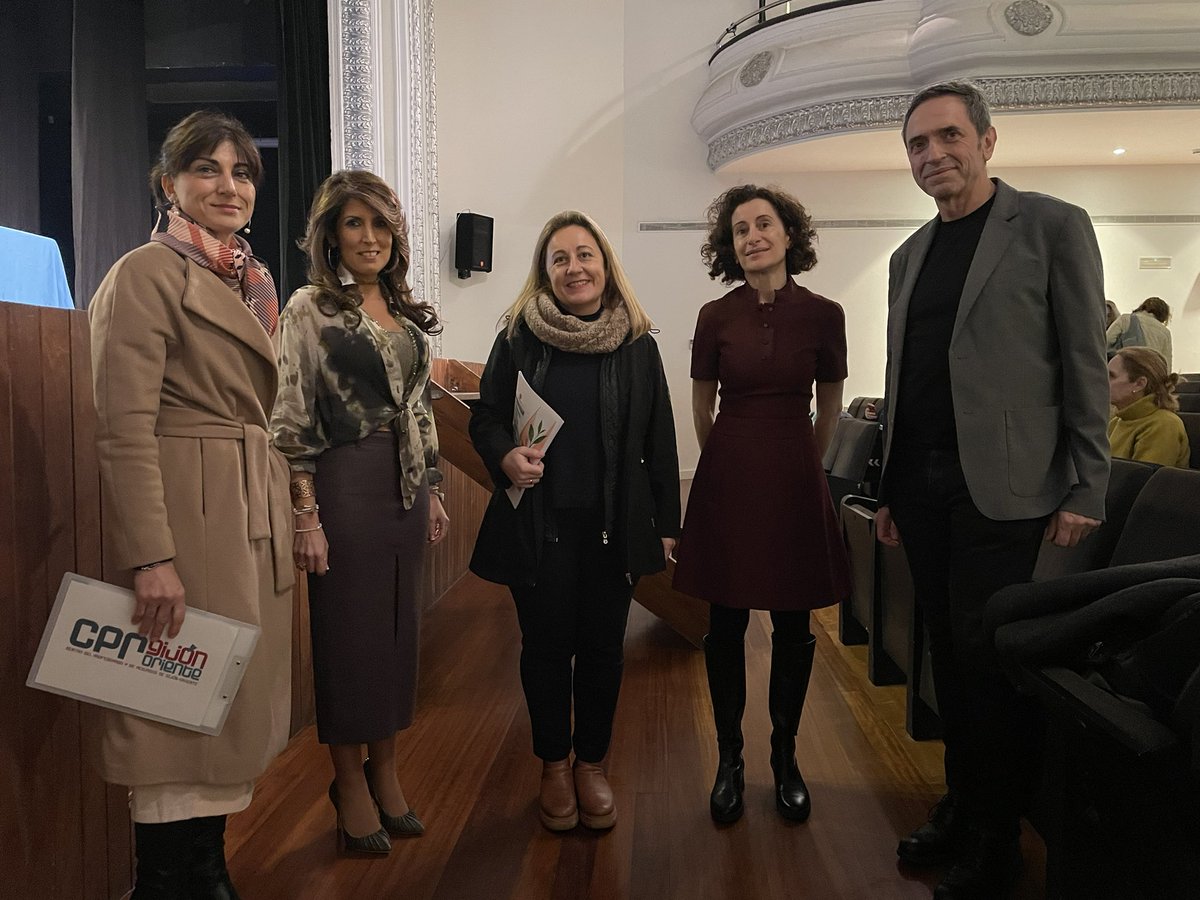 Educastur's tweet photo. También se ha referido al nivel de los ponentes: María Luisa Pérez, experta en #CLIL, y Andrés Ajo, especialista en programas europeos.
📑Espina ha recordado que el programa #habLE ha entrado en vigor este curso, tras revisar los anteriores planes bilingües y renovar normativa. https://t.co/WJgY1hXdVn