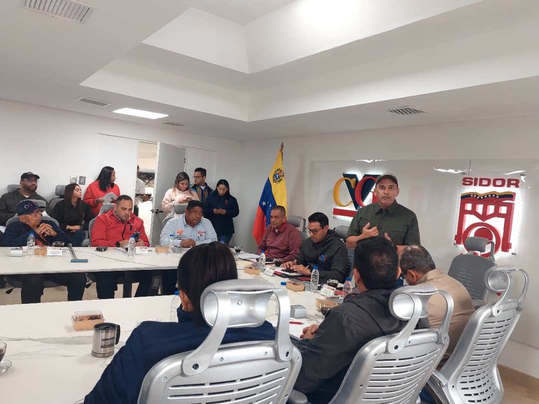 #18Ene || En reunión de trabajo con el Gobernador de #Bolívar <a href="/amarcanopsuv/">Ángel Marcano</a>, Héctor Silva, Pdte. y el M/G <a href="/alexroca1/">Alexis Rodriguez C.</a> de la Junta de la <a href="/CVG_Oficial/">Corporación Venezolana de Guayana - CVG</a> y las diferentes asociaciones de jubilados y jubiladas para avanzar en la construcción de soluciones a los problemas cotidianos.