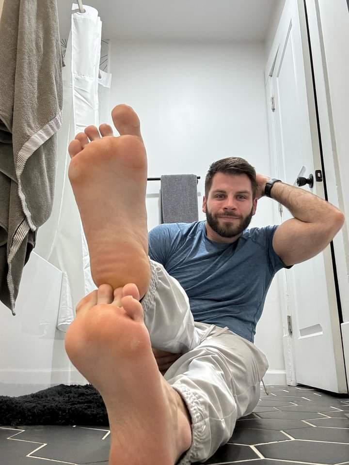 StephenFeet's tweet photo. Who wants to help me get my feet out there to the bigger artists and studios? https://t.co/tNgMpTPNWy