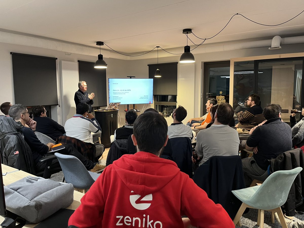 Encore une agence bien remplie ce soir pour l’accueil de nos amis du <a href="/FinistDevs/">FinistDevs</a> ! <a href="/JosePaumard/">José Paumard</a> et Rémi Forax sont là pour une soirée spéciale Java 21  🤩🤩