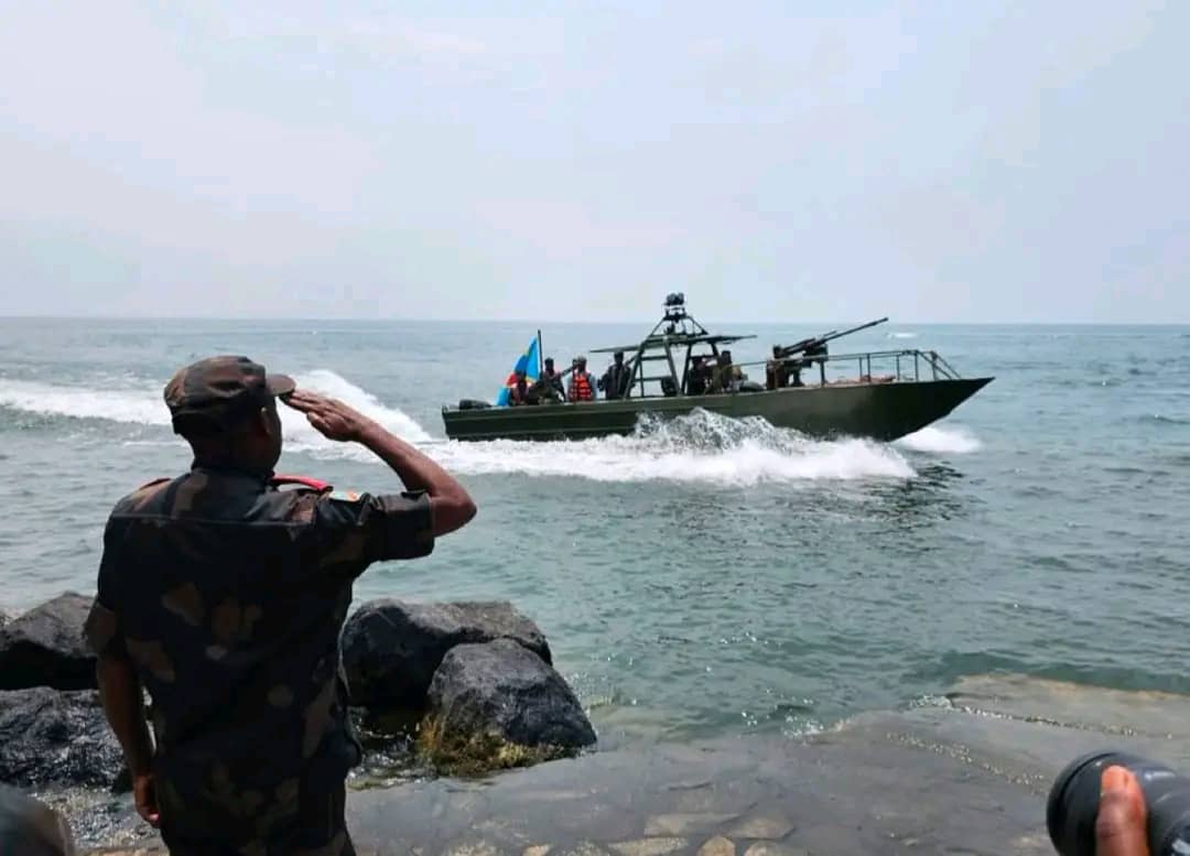 #RDC🇨🇩montée en puissance des #FARDC, 2 bateaux hors-bord bien équipées militairement ont été livrés aux #FARDC pour surveiller et sécuriser le lac Kivu, que la RDC  partage avec son voisin le #Rwanda.  Ces canots rapides ont été présentés au gouverneur militaire de la province