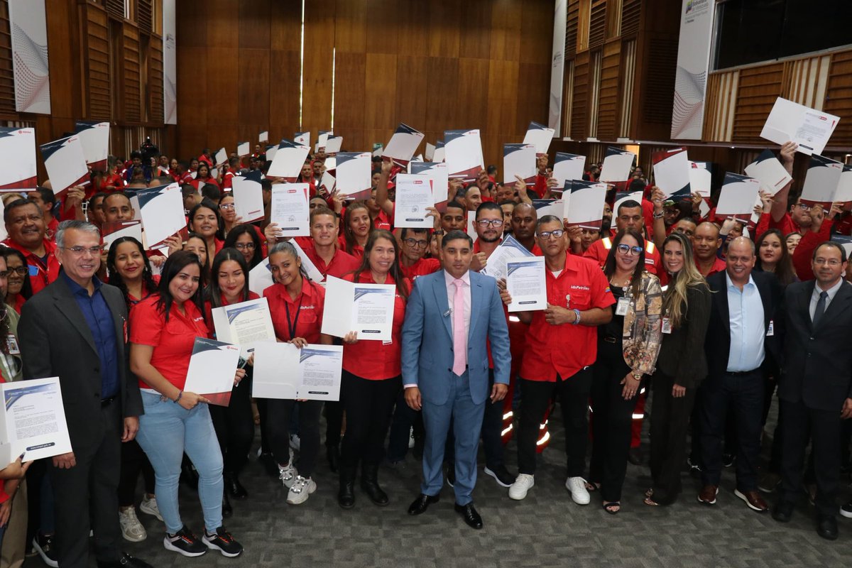 PDVSA's tweet photo. Desde las instalaciones de Petróleos de Venezuela, S.A. el ministro y presidente de PDVSA, Pedro Rafael @TellecheaRuiz otorgó beneficios para continuar  mejorando la calidad de vida de las y los trabajadores. https://t.co/ZUNlfGBGzj