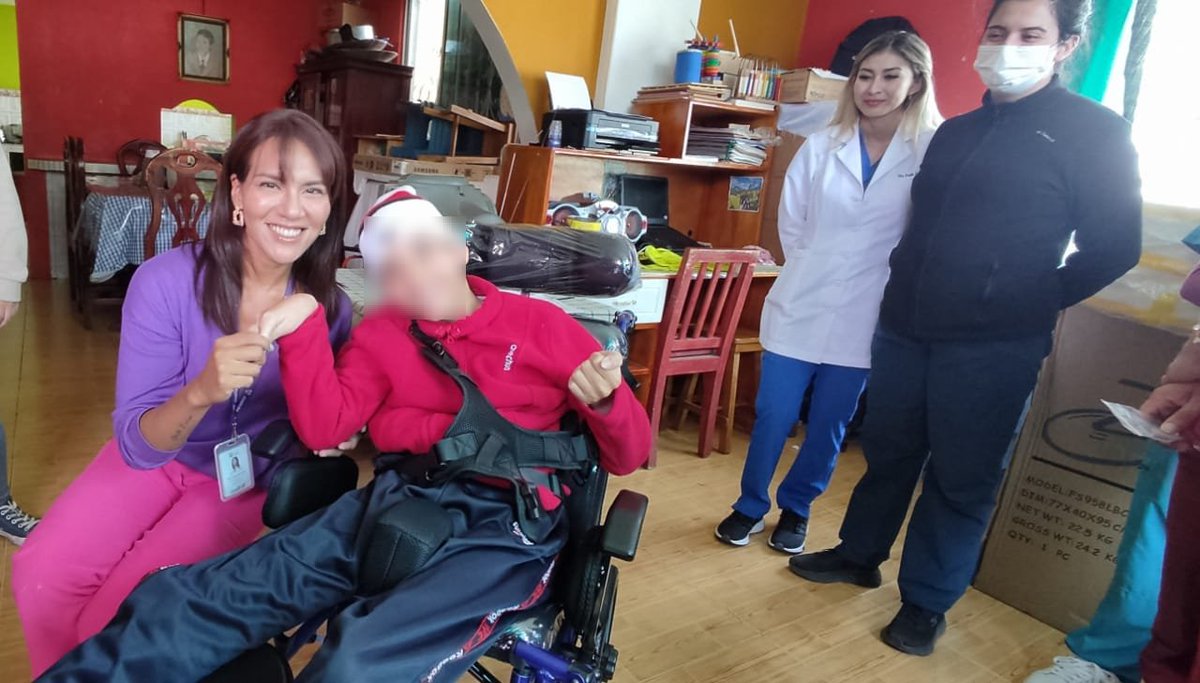 DPS_LosRios's tweet photo. Josué M., de 14 años, fue uno de los beneficiarios; él recibió una silla postural y un bulto de pañales. Su familia agradeció la oportuna gestión de @Salud_Ec. 

Asimismo, se entregó a otros usuarios:
- Silla de ruedas 
- Silla para evacuar
- Silla postural 
- Cojín antiescaras https://t.co/7MzauijQFn