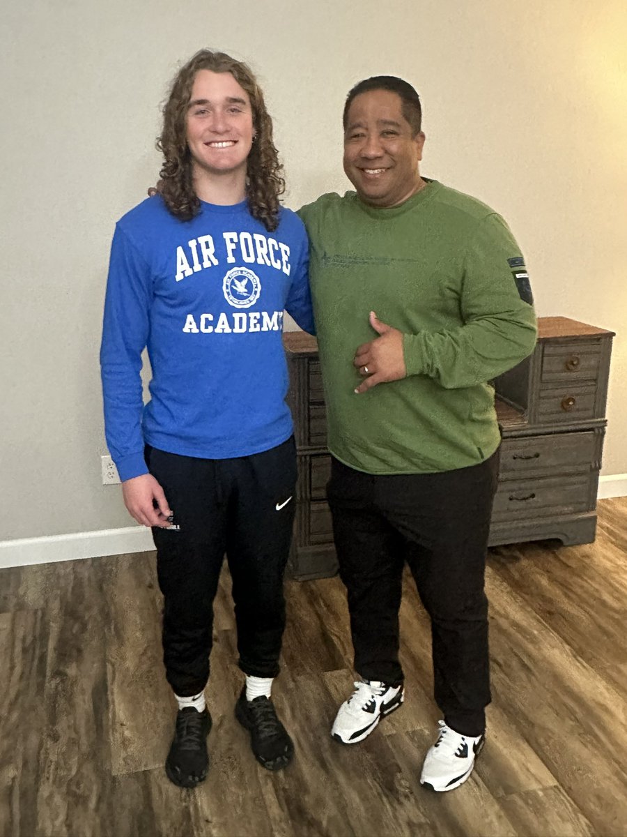 jonahdawson_28's tweet photo. Had a great visit with @jake8shakes last night!!   Thank you for coming by the house and breaking bread with the family!!   ✈️⚡️ #flyfightwin #BoltBrotherhood https://t.co/vZhHISoutF