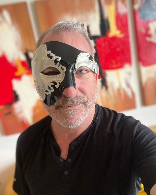 Who&rsquo;s joining me at FootNight this evening @flfootnight https://t.co/JSO3QgHPKP<a href="/tag/lastofmykind"class="tags"><span>#lastofmykind</span></a>