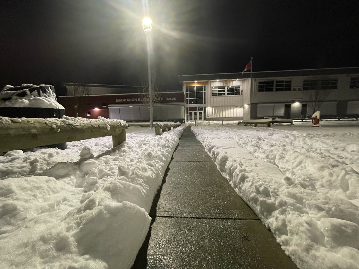 Well-deserved shout-outs to @Surrey_Schools Facilities personnel yesterday & today, keeping sites safe. Special TY fellow admin who brave the weather to be first to school…welcoming families who may have not heard about the closure, & yes, shovelling snow. Honoured to work w/you