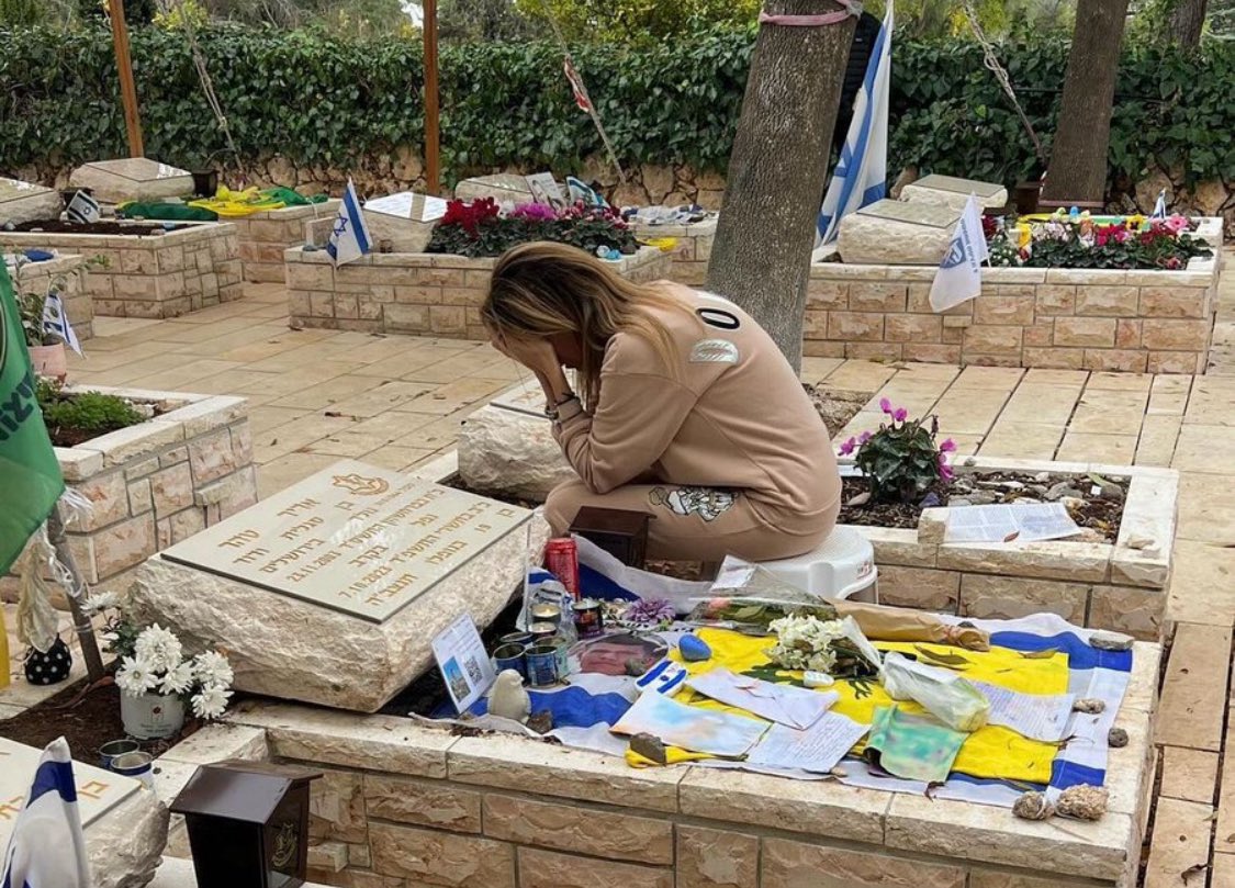 Llorar sobre la tumba de su hijo es el dolor supremo, una nueva y brutal realidad en tantos corazones de las mamás israelíes. Agregue a esto la conmoción de que su hijo fue decapitado y Hamás se filmó haciéndolo. Su cabeza fue encontrada en un refrigerador en #Gaza , estaban