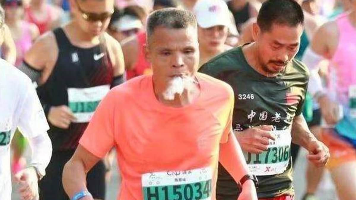 DailyMail's tweet photo. Chinese marathon runner, 52, is disqualified for CHAIN-SMOKING throughout entire race - which he finished in 3hr 33min https://t.co/zxx1zLtmBZ https://t.co/4idZOFXhA5