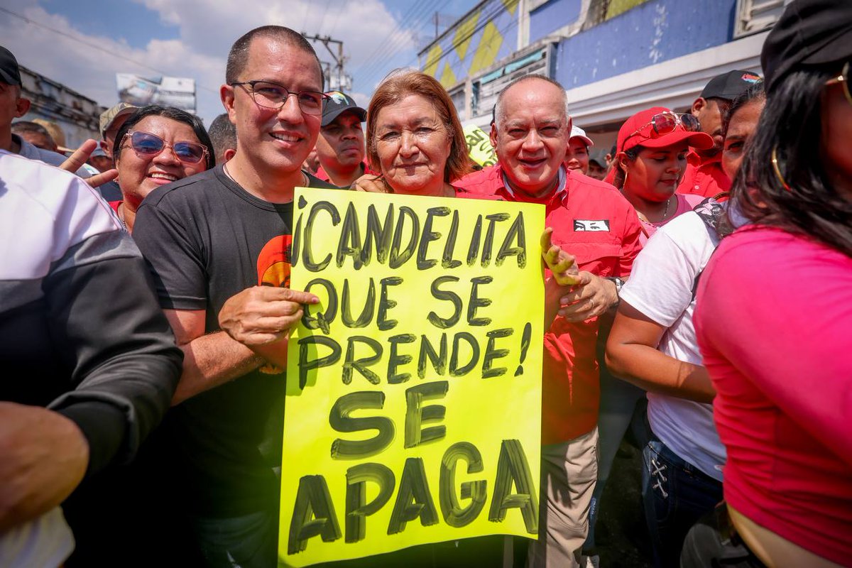 ConElMazoDando's tweet photo. 🇻🇪 BARINAS 🇻🇪 

El primer vicepresidente del Partido Socialista Unido de Venezuela (@partidoPSUV), Diosdado Cabello (@dcabellor), aseguró este jueves desde el Municipio Bolivariano de Barinas, estado Barinas, que quienes cometan o promuevan actos de violencia y desestabilización en el país se van a tener que responsabilizar y serán puestos a la orden de la Ley.

"Al que le caiga le chupa, el que no la debe no la teme, pero el que la debe la va a pagar, porque ya basta de que nosotros estemos corriendo la arruga y sigan las conspiraciones", expresó Cabello al referir que en el estado Barinas habían sido detenidas personas vinculadas con los intentos denunciados por el Presidente Nicolás Maduro en su Memoria y Cuenta.

Asimismo, durante la Marcha contra el golpismo y la conspiración en Barinas, recordó que estos actos de violencias no son la primera vez que los promueven sectores de la extrema derecha en el país.

"Esto es como una película vieja y nosotros tenemos que cuidarnos en salud, nosotros tenemos que actuar con firmeza (...) porque los barineses y los venezolanos y venezolanas tienen derecho a vivir en paz en su tierra, en su Pueblo, en la comunidad , en su barrio, en su país; y nosotros asumimos la responsabilidad que nos toca", puntualizó.