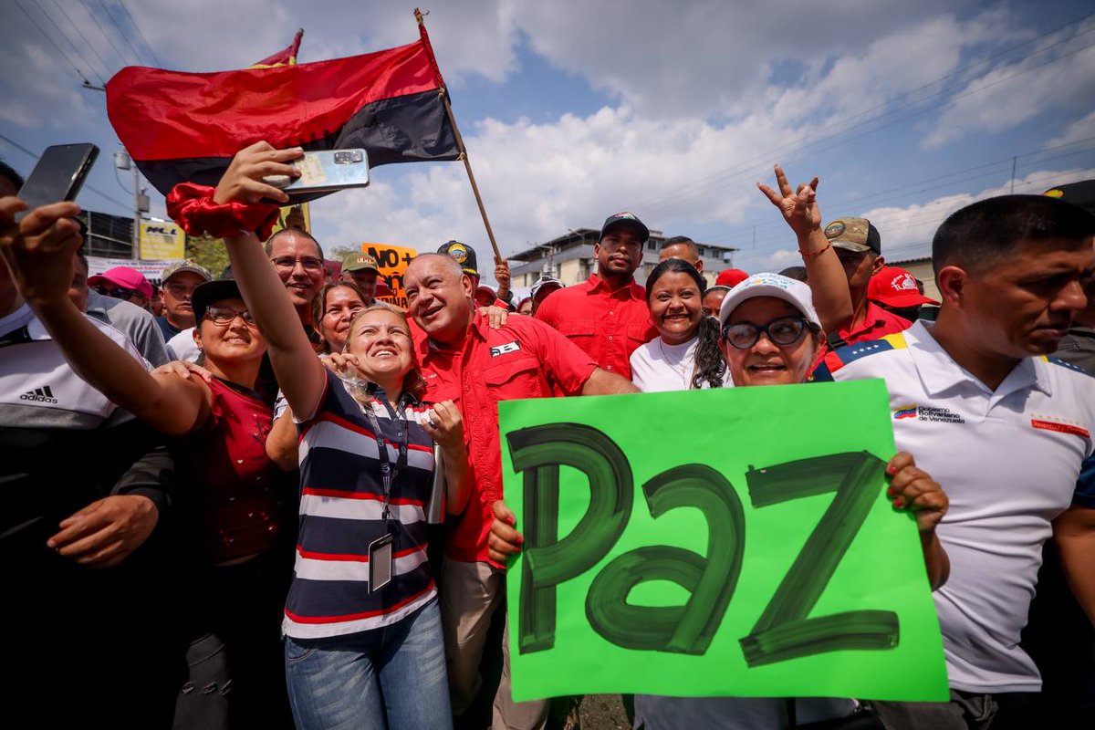 ConElMazoDando's tweet photo. 🇻🇪 BARINAS 🇻🇪 

El primer vicepresidente del Partido Socialista Unido de Venezuela (@partidoPSUV), Diosdado Cabello (@dcabellor), aseguró este jueves desde el Municipio Bolivariano de Barinas, estado Barinas, que quienes cometan o promuevan actos de violencia y desestabilización en el país se van a tener que responsabilizar y serán puestos a la orden de la Ley.

"Al que le caiga le chupa, el que no la debe no la teme, pero el que la debe la va a pagar, porque ya basta de que nosotros estemos corriendo la arruga y sigan las conspiraciones", expresó Cabello al referir que en el estado Barinas habían sido detenidas personas vinculadas con los intentos denunciados por el Presidente Nicolás Maduro en su Memoria y Cuenta.

Asimismo, durante la Marcha contra el golpismo y la conspiración en Barinas, recordó que estos actos de violencias no son la primera vez que los promueven sectores de la extrema derecha en el país.

"Esto es como una película vieja y nosotros tenemos que cuidarnos en salud, nosotros tenemos que actuar con firmeza (...) porque los barineses y los venezolanos y venezolanas tienen derecho a vivir en paz en su tierra, en su Pueblo, en la comunidad , en su barrio, en su país; y nosotros asumimos la responsabilidad que nos toca", puntualizó.