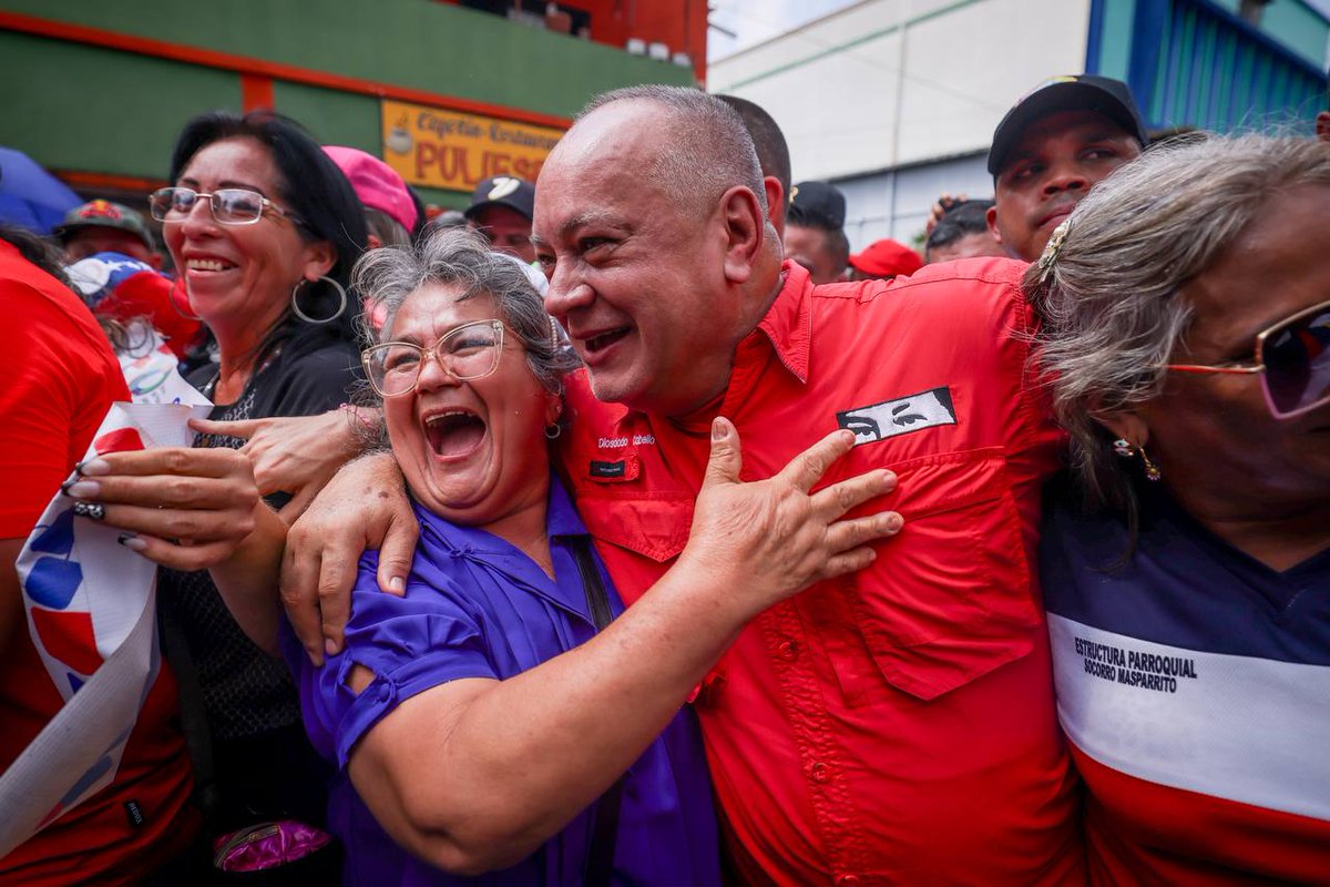ConElMazoDando's tweet photo. 🇻🇪 BARINAS 🇻🇪 

El primer vicepresidente del Partido Socialista Unido de Venezuela (@partidoPSUV), Diosdado Cabello (@dcabellor), aseguró este jueves desde el Municipio Bolivariano de Barinas, estado Barinas, que quienes cometan o promuevan actos de violencia y desestabilización en el país se van a tener que responsabilizar y serán puestos a la orden de la Ley.

"Al que le caiga le chupa, el que no la debe no la teme, pero el que la debe la va a pagar, porque ya basta de que nosotros estemos corriendo la arruga y sigan las conspiraciones", expresó Cabello al referir que en el estado Barinas habían sido detenidas personas vinculadas con los intentos denunciados por el Presidente Nicolás Maduro en su Memoria y Cuenta.

Asimismo, durante la Marcha contra el golpismo y la conspiración en Barinas, recordó que estos actos de violencias no son la primera vez que los promueven sectores de la extrema derecha en el país.

"Esto es como una película vieja y nosotros tenemos que cuidarnos en salud, nosotros tenemos que actuar con firmeza (...) porque los barineses y los venezolanos y venezolanas tienen derecho a vivir en paz en su tierra, en su Pueblo, en la comunidad , en su barrio, en su país; y nosotros asumimos la responsabilidad que nos toca", puntualizó.