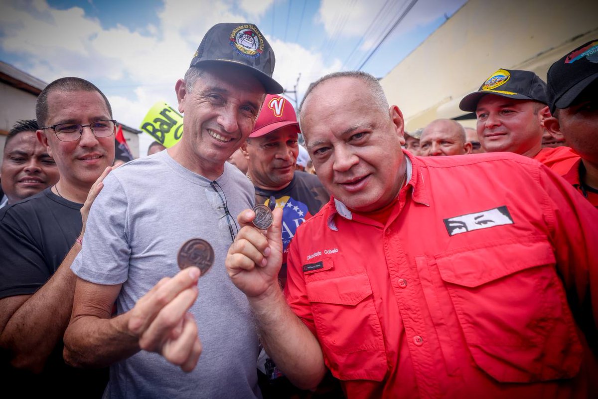 ConElMazoDando's tweet photo. 🇻🇪 BARINAS 🇻🇪 

El primer vicepresidente del Partido Socialista Unido de Venezuela (@partidoPSUV), Diosdado Cabello (@dcabellor), aseguró este jueves desde el Municipio Bolivariano de Barinas, estado Barinas, que quienes cometan o promuevan actos de violencia y desestabilización en el país se van a tener que responsabilizar y serán puestos a la orden de la Ley.

"Al que le caiga le chupa, el que no la debe no la teme, pero el que la debe la va a pagar, porque ya basta de que nosotros estemos corriendo la arruga y sigan las conspiraciones", expresó Cabello al referir que en el estado Barinas habían sido detenidas personas vinculadas con los intentos denunciados por el Presidente Nicolás Maduro en su Memoria y Cuenta.

Asimismo, durante la Marcha contra el golpismo y la conspiración en Barinas, recordó que estos actos de violencias no son la primera vez que los promueven sectores de la extrema derecha en el país.

"Esto es como una película vieja y nosotros tenemos que cuidarnos en salud, nosotros tenemos que actuar con firmeza (...) porque los barineses y los venezolanos y venezolanas tienen derecho a vivir en paz en su tierra, en su Pueblo, en la comunidad , en su barrio, en su país; y nosotros asumimos la responsabilidad que nos toca", puntualizó.