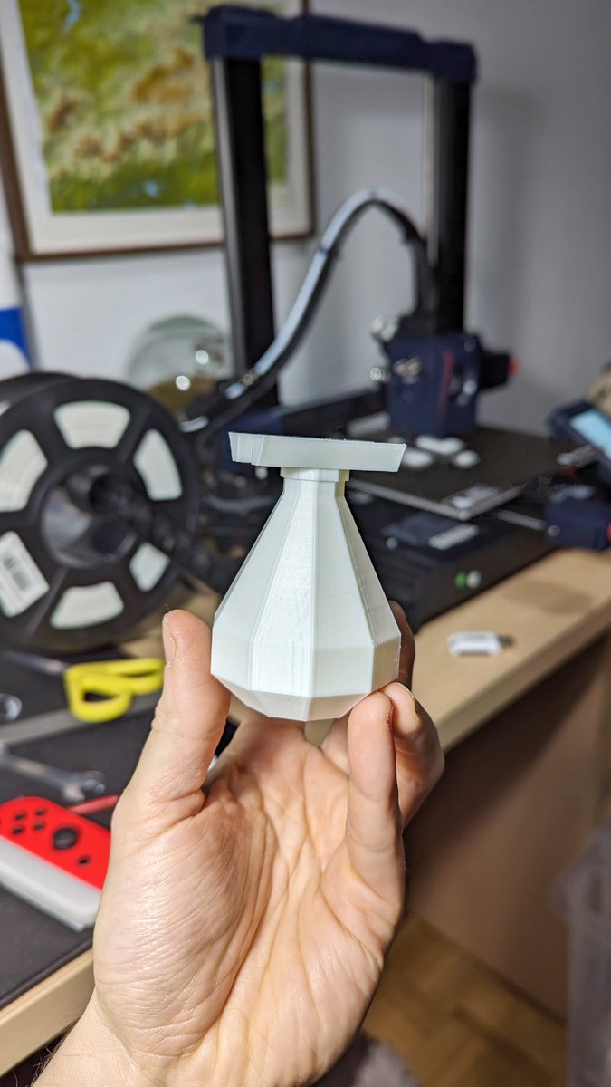 Como un niño con juguetito nuevo. Ayer <a href="/Aryawild/">Arya ✨</a> me hizo el regalazo de una impresora 3D y ya he hecho un mando para la switch, un dratini para un ajedrez de Pokemon y un porta minis pa pintarlas (wip).
Esto está guapisimo!!!
😍