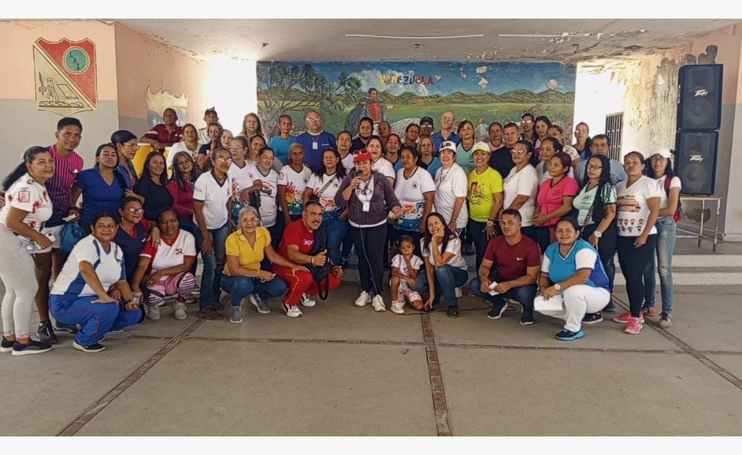 CDCEAragua's tweet photo. En conmemoración a la semana del Maestro y Maestra El Municipio Zamora con actividades culturales y recreativas en la 
UEN Alberto Smith.
#VenezuelaFuerzaEconomica 
@NicolasMaduro 
@_LaAvanzadora 
@MPPEDUCACION 
@PiedadQuintana1 
@Soykarinacarpio https://t.co/06K5zxDFsR