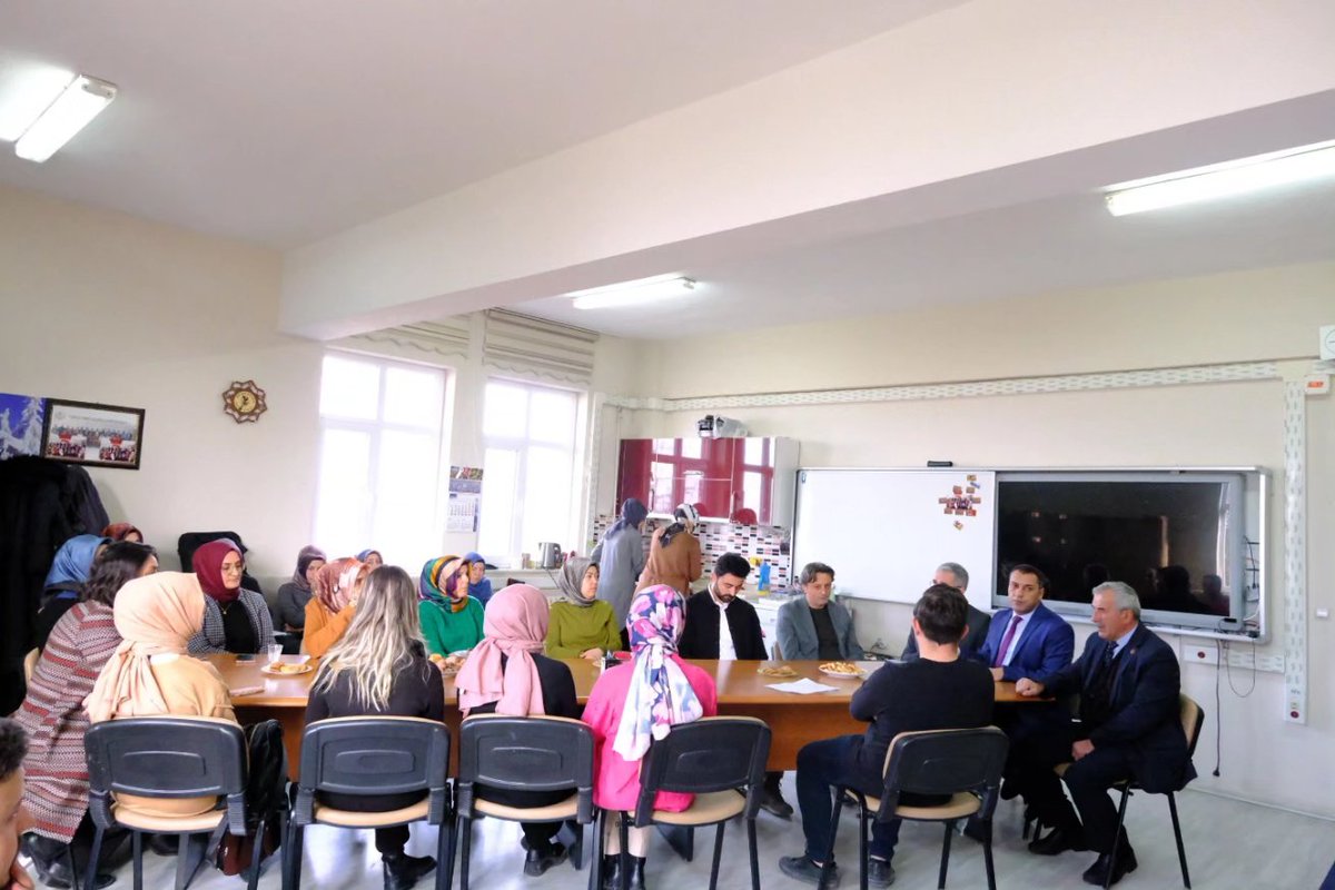 Yarıyıl tatili öncesi okul ziyaretlerimiz de bugün; 
✅Feyzullah Bektaş Ortaokulu - İlkokulu
✅Yunus Emre Ortaokulu - İlkokulu
✅Fevzi Çakmak Ortaokulu - İlkokulu
✅Akşemsettin Ortaokulu yer aldı.
Hem idarecilerimiz hem öğretmenlerimizle istişarede bulunduk.