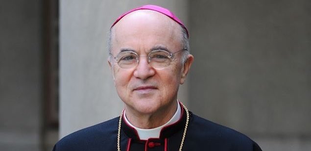 Worte von Carlo Maria Viganò, die aus dem Chor der Kirche leuchten: «In Davos versammeln sich die Herren und Diener der globalistischen Elite: Gestalten, die offen erklären, dass sie die Weltbevölkerung durch Kriege, Hungersnöte und organisierte Seuchen reduzieren wollen ….» 🕊️