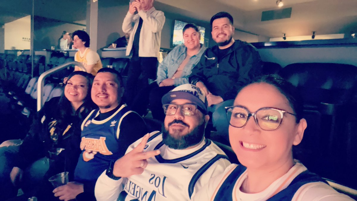 Miguel68309914's tweet photo. #LakeShow at yesterday’s game vs maverick https://t.co/K69Hadfu7Q