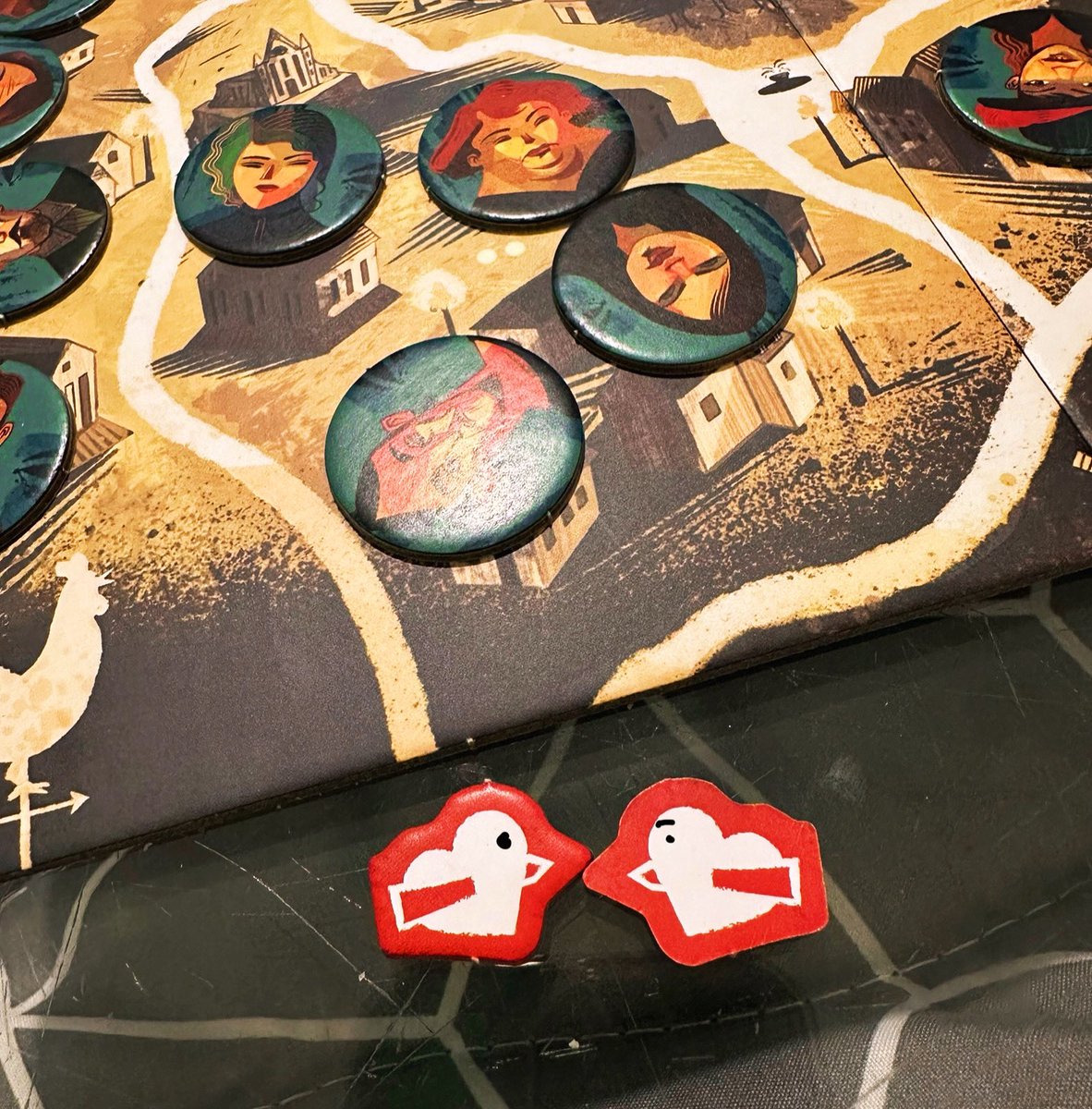 Don’t the hearts in Dracula vs Van Helsing look like birds?  

コマが鳥に見えてかわいいです。本当はドラキュラのライフを表すハートです💘

#draculavsvanhelsingboardgame #ボードゲーム #ボドゲ #boardgames