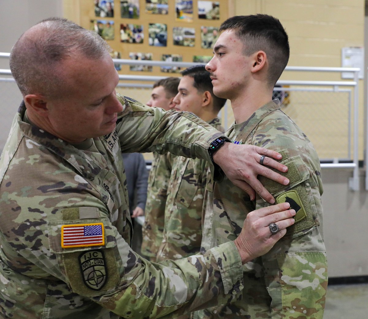 kentuckyguard's tweet photo. The newest Soldiers of the Kentucky National Guard received their unit patches today during a ceremony that is part of their #firstformation today at Wellman Armory on Boone National Guard Center in Frankfort.
#nationalguard #welcome #fightaskentuckians https://t.co/66U4qM8wnY