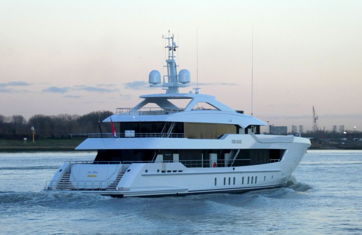 The 55m/ 180’5” Iris Blue returning from a second day of sea trials today. Photos by Jan Oosterboer.

#IrisBlue #Superyacht #Megayacht #Rozenburg #JanOosterboer