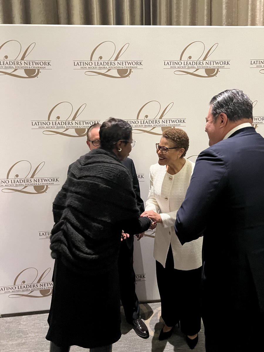 I was pleased to join my peers <a href="/AVillaraigosa/">Antonio Villaraigosa</a> @Lulac CEO Juan Proaño <a href="/MayorOfLA/">Mayor Karen Bass</a> and <a href="/LLN_USA/">Latino Leaders Network</a> Chairman Mickey Ibarra for the 2024 Tribute to Mayors in Washington DC yesterday to continue to build relationships and unity for our mission’s success 🧡