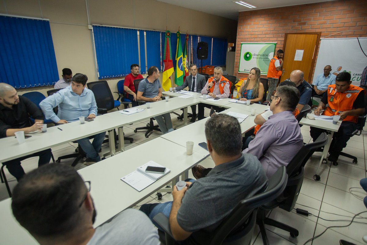 Estive reunido agora com representantes das empresas <a href="/rge_cpflenergia/">RGE_CPFL Energia</a> e <a href="/CorsanOficial/">Corsan Oficial</a>, cobrando o reestabelecimento pleno dos serviços de luz e água em Canoas o mais breve possível. Há famílias que estão há mais de 40 horas sem luz ou água. Seguiremos cobrando!