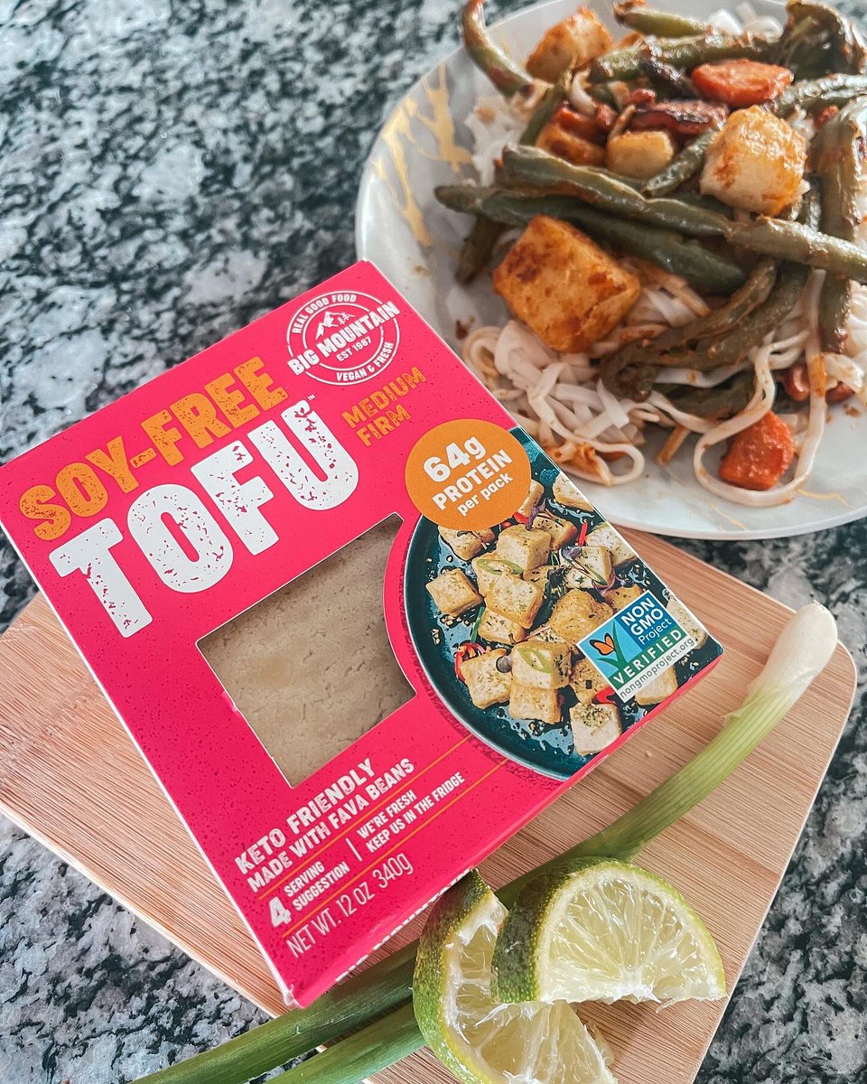 Tofu that’s soy-free!? 🤯 Yea, it’s a thing and it’s EPIC. @BigMountainFood has created an award-winning tofu made from Fava Beans, making it one of the most macro-friendly, plant-based proteins available today! 🌱💪🏼