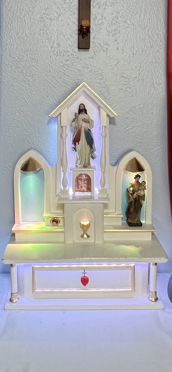 StJoanofArcJC's tweet photo. Finally finished restoring this old shrine I had been working on. It fits perfectly in the center of my prayer table.
#CatholicTwitter #CatholicSpace #CatholicPrayerCorner #PrayerCorner #FamilyAltar https://t.co/OyL3mXR7Yy