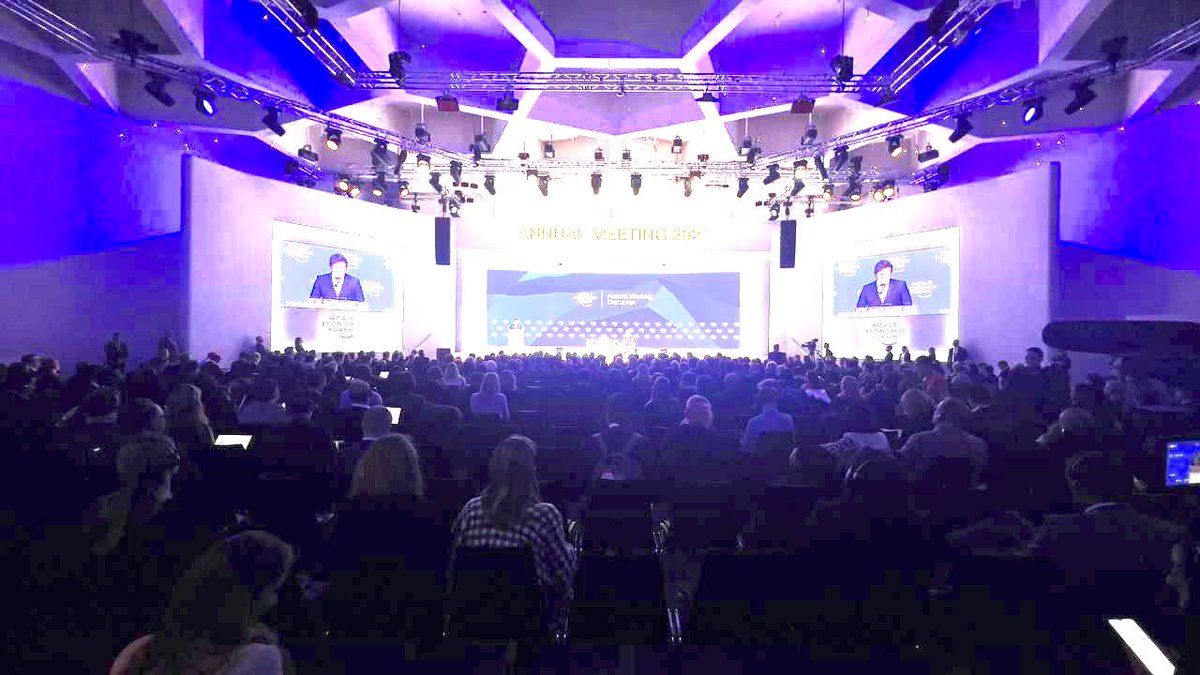 juanelegonzalez's tweet photo. Milei ataca a una periodista por decir que la sala en Davos estaba medio vacía. 

Acá está la foto que el propio Milei subió: se ve que la sala estaba medio vacía. No hay remate 👌

(La imagen es la original pero @tomifcuesta le subió la exposición y las sombras) https://t.co/HMqS5FXKH7