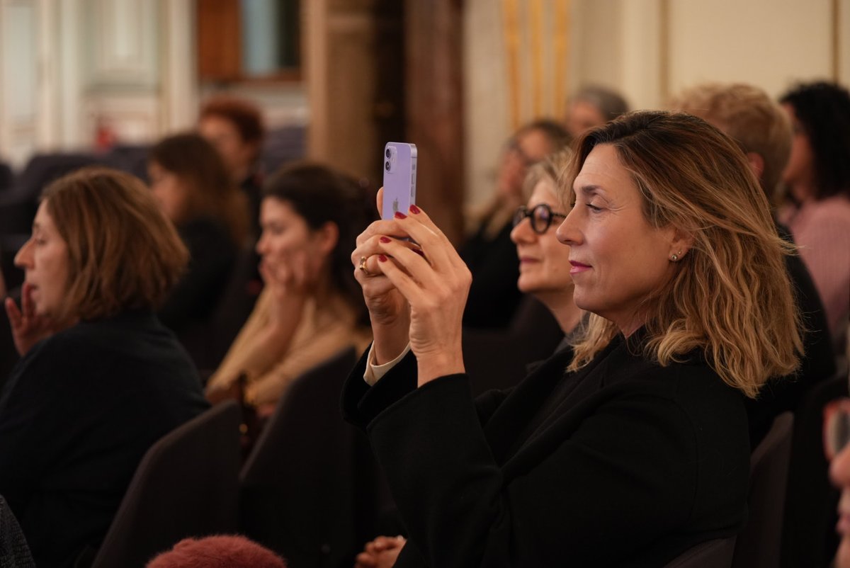 Autenticità della donna leader, pregiudizi di genere, resilienza, equilibrio tra lavoro e vita privata evocate nello spettacolo teatrale di DilaliaDuett, tratto dal libro "Leadership Strategies for Women" di Paul Vanderbroeck, durante “D&amp;I intersections - Leadership femminile: