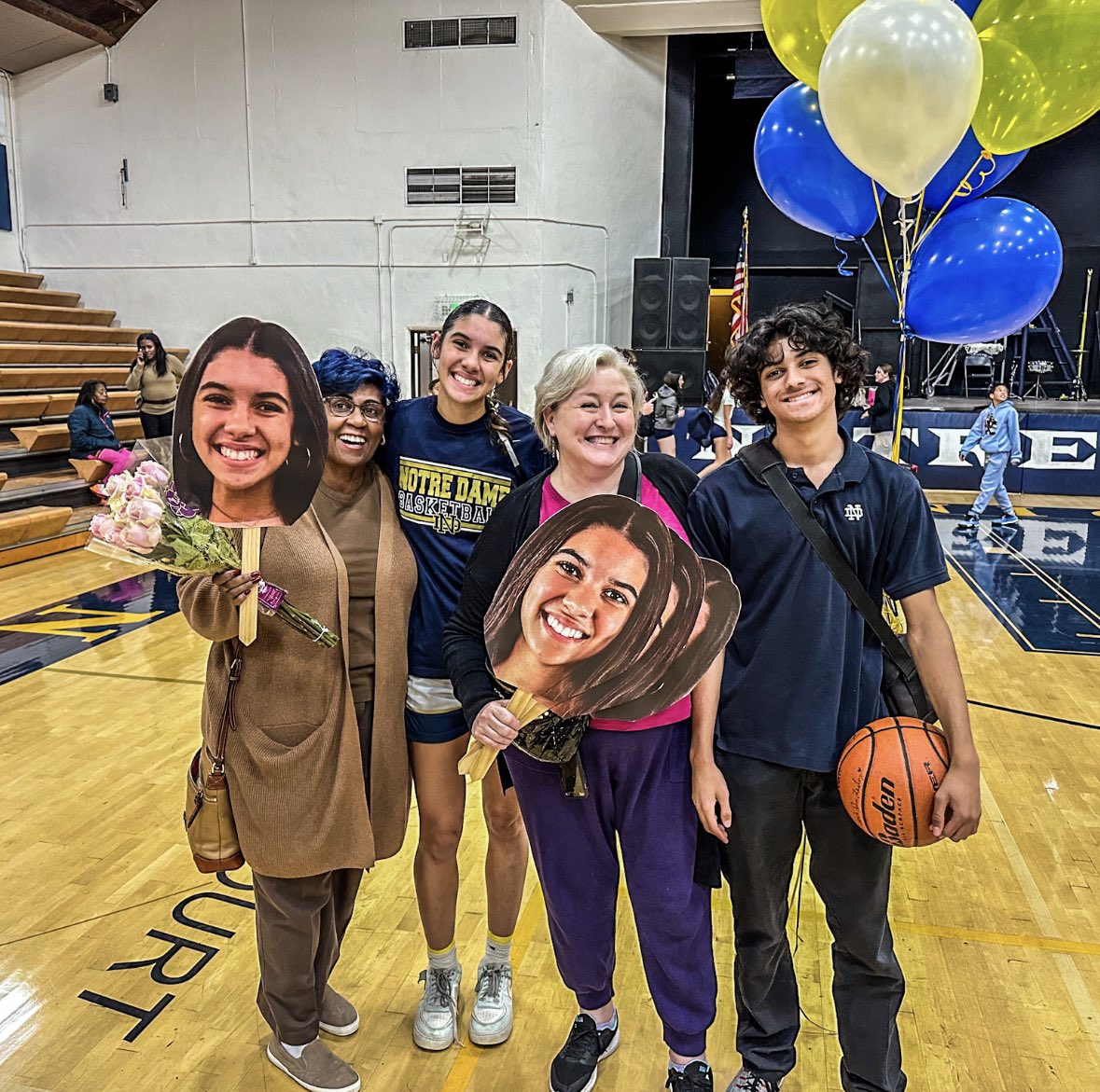 iamamiawitt's tweet photo. Senior Night! 🎊🎈
#Thankful 🙇🏽♀️ #jobnotfinished
I WILL PERSIST TILL I SUCCEED!🏁😤
#iHoop #iJump #iWork #iShoot #iAm #SixOne #theShooter 🎯 #NotreDame #FamilyBusiness #Wittness™️
•
@iamrameonjr @iambellawitt @coachjena55 @AJ_Moye2 @wceua @Tarek_Fattal @latsondheimer @osimplis https://t.co/edoFzHjuk6