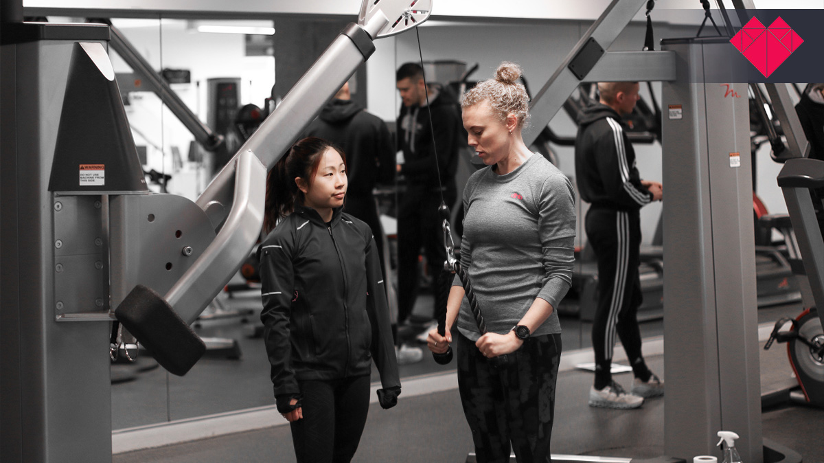 FitIndEdu's tweet photo. 🔥 Tricep Pushdown Hack: Switch grips between overhand and underhand to target different tricep heads! Lean forward slightly for max muscle activation. Mix it up for ultimate arm gains! 💪🎯 #TricepTips #FitnessHacks #GymScience 🏋️‍♂️✨ https://t.co/5uk9s5z0gb
