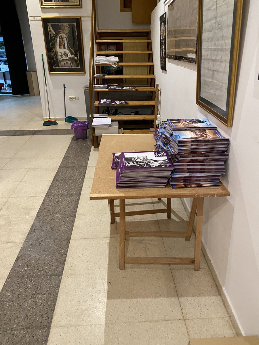 Ultimando las revistas de la
Hermandad para ser entregadas a sus correspondientes hermanos.
Muy pronto, las recibirán.