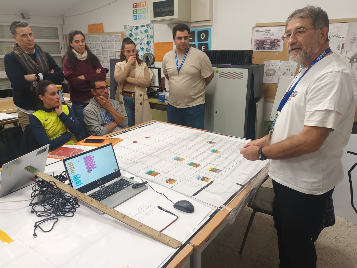 MusicaMarisa's tweet photo. Deseando comenzar con nuestros kits de Legos y poner en práctica todo lo que estamos aprendiendo con nuestro amigo @CajaravilleFran . Muchas cositas chulas para la competencia digital pero de forma interdisciplinar.
@cpelllano @CPR_Zafra
#AdFex https://t.co/uPNnDlMAOS