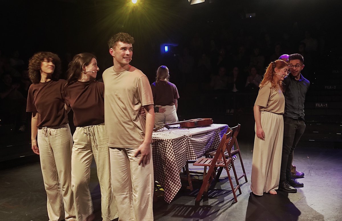 funkyover's tweet photo. Estrena de "La cançó de sempre" al @teatregaudi, poemes i cançons de sempre, de bressol i joventut d'un temps passat i d'una Barcelona enyorada.
Recordant les floristes de la rambla de les Flors, les coristes del Paral·lel,..
Una dramatúrgia atractiva acompanyada de bones veus https://t.co/pKFlVtk2Ij