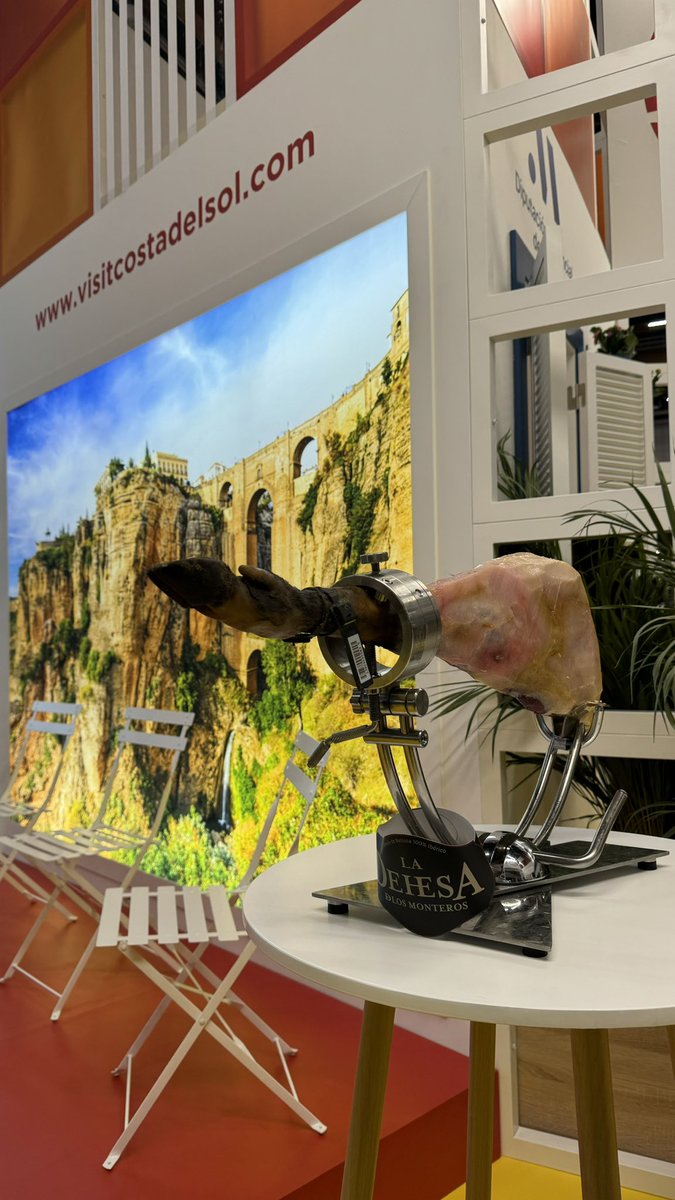 Greetings from <a href="/helsinki/">Helsingin kaupunki</a> Great pleasure to work with the fabulous team of <a href="/vivecostadelsol/">Vive Costa del Sol</a> carving Jamón from <a href="/DehesaMonteros/">DEHESA MONTEROS</a> 
#matka2024 #helsinki #vivecostadelsol