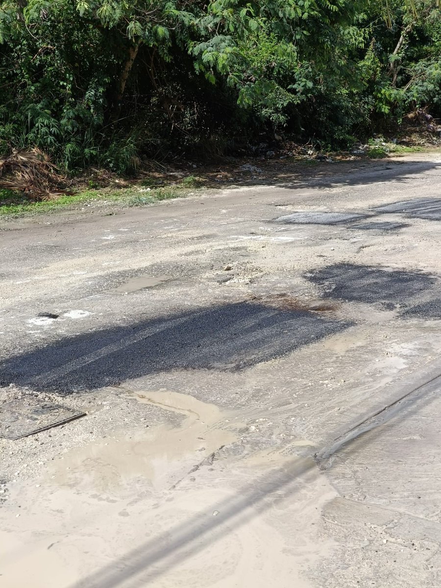 CynnieX's tweet photo. @AytoCancun De verdad es una burla el trabajo que realizaron en la calle. Llevamos meses reportando y de igual forma pidiendo un pozo de absorción porque cada vez que llueve se inunda. ¿Para cuándo?
#CancunNosUne #MaraLezama #AnaPatyPeralta https://t.co/QVBGXop8Qy