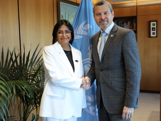 #EnFotos📸| Vicepdta. <a href="/delcyrodriguezv/">Delcy Rodríguez</a> se reunió con el Secretario General de la Organización Marítima Internacional (OMI), Arsenio Domínguez Velasco, en Londres, Inglaterra, reiterando el cese del bloqueo ilegítimo contra las embarcaciones de PDVSA.
#VenezuelaFuerzaEconómica