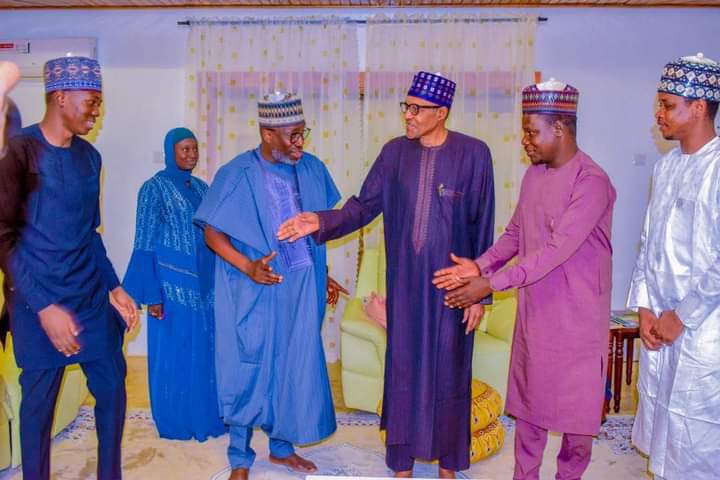 iamAhmadOlolu's tweet image. Ex- Atiku Spokesperson Segun Showunmi Visits Former President Muhammadu Buhari in Dara, Katsina State.