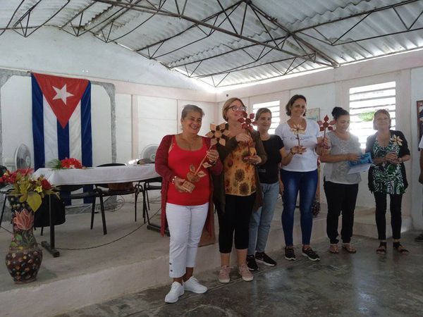 Se entrega reconocimiento en #CabaiguánEduca de #SanctiSpíritusEnMarcha  a María L. Cañizares, del centro de jóvenes y Adultos 6 de junio, por haber obtenido el Premio "Mejor Maestro Promotor de Lectura" a nivel de país. #CubaMined