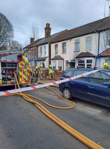 It’s really important that you never leave candles unattended and keep them away from anything else that can easily catch alight. A house fire in #Southall is believed to have been caused by a candle orlo.uk/yZ5cu