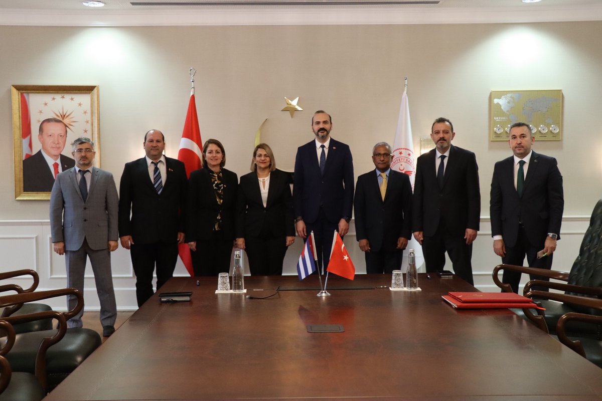 Junto al Dr. Tolga Tolunay, viceministro primero de Salud de Türkiye, firmamos hoy un Memorándum de Entendimiento para fortalecer las relaciones en el ámbito de la salud entre Cuba y este hermano país, ratificando voluntad de profundizar los nexos de cooperación. #CubaPorLaVida