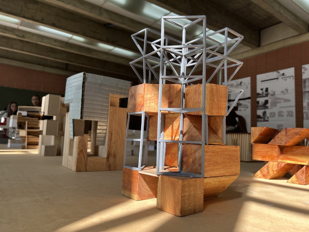 Hoy, #18Ene, en nuestra escuela de #ArquitecturaUCAB, se realizó la entrega final de los Talleres de Proyectos 2 y 3. 

En esta actividad, los estudiantes del segundo y tercer semestres presentaron sus propuestas ante profesores y arquitectos invitados. 

Mira algunos trabajos⬇️