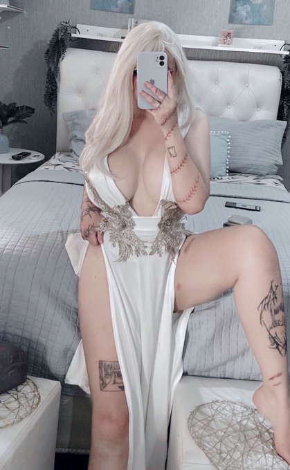 Pra quem queria ver o vestido todo 🙏🏻 https://t.co/WO7wxztMdF